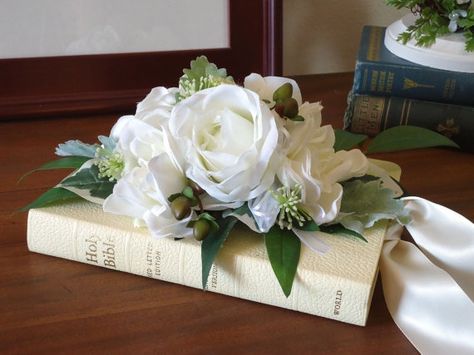 bible bridle bouquet | visit etsy com Bible Bouquet, White Bible, Old Fashioned Wedding, Unique Bridal Bouquets, Winter Wedding Planning, Wedding Bible, Bouquet Images, White Bridal Bouquet, 25th Wedding Anniversary