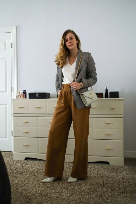 Business Casual Outfits Brown Pants, Madewell Harlow Pants Outfit, Brown Work Outfits, Brown Slacks Outfit, Ysl Envelope Clutch, Outfits With Brown Pants, Style Brown Pants, How To Style Brown Pants, Running In Heels