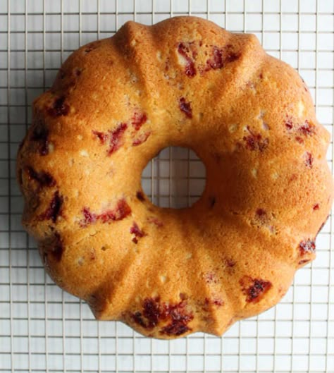 Sour Cream Bundt Cake, Strawberry Bundt Cake, Bundt Pan Recipes, Easy Bundt Cake Recipes, Bundt Recipes, Easy Bundt Cake, Fresh Strawberry Recipes, Strawberry Bread, Bundt Cake Recipe