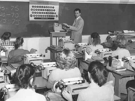 1959 - Typing Class: The latest and greatest new typewriters. Los Angeles Public Library. Learn To Type, School Daze, Vintage Blog, Vintage Los Angeles, Vintage School, School Pictures, Photo Vintage, The Old Days, Vintage Life