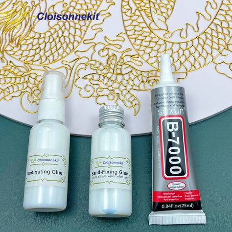 This set includes: 25ml wire-fixing glue, 30ml sand-fixing glue, 30ml laminating glue 25ml fixed line glue: Enough for pattern lines less than 30 meters. 30ml sand-fixing glue: Enough for a drawing board with a diameter of less than 100cm 30ml laminating glue: Enough for a drawing board with a diameter of less than 60cm Wire-fixing glue Used for: Fix the gold wire to the board. How to use: Apply the wire-fixing glue along the lines of the pattern, and wait for 5 minutes before sticking Sand-fixing glue Used for: Temporarily fix the sand on the board, easy to modify the color How to use: After coloring, spray sand-fixing glue(diluted with water, glue:water=1:4). Spray vertically until the whole painting is wet and the color turns white. The sand-fixing glue is only temporarily fixing the sa Cloisonne Painting, Cloisonne Art, Glue Painting, Colored Sand, Art Kits, Drawing Board, Gold Wire, Diy Dog Stuff, A Drawing