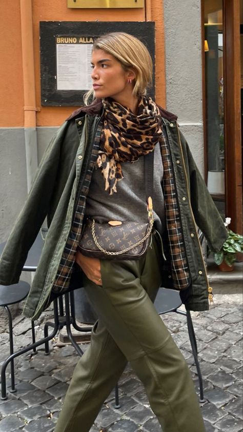 Barbour Jacket Women Outfit, Barbour Jacket Outfit, Barbour Jacket Women, English Country Fashion, Barbour Style, Barbour Women, Jacket Outfit Women, Green Pants, Look Casual