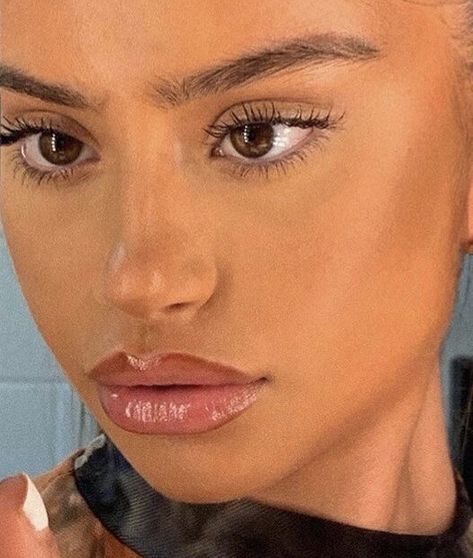 Caramel Hair On Tan Skin, Hair On Tan Skin, Glass Skincare, Tan Skin Makeup, One Size Makeup, Bratz Makeup, Latina Makeup, Day Makeup Looks, Caramel Hair