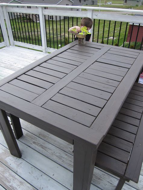 DIY outdoor table and benches Trex Patio, Trex Furniture, Benches Diy, Deck Roof, Diy Patio Table, Wooden Garden Table, Scrap Projects, Diy Bench Outdoor, Diy Backyard Patio