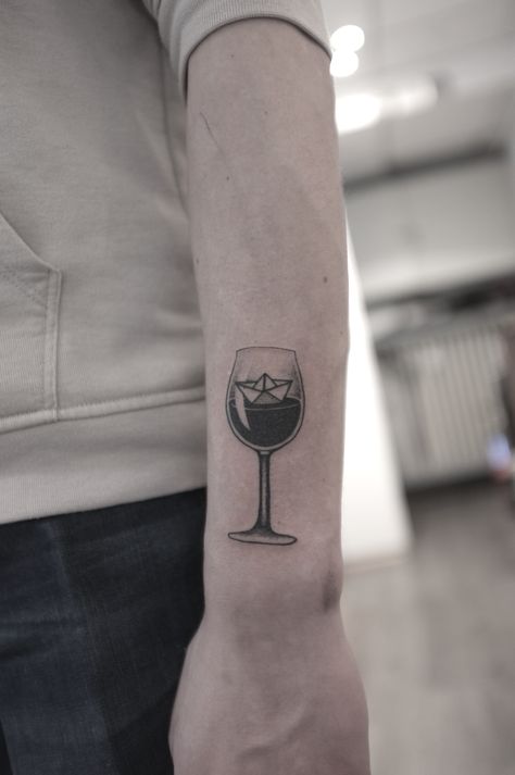 Tattoo par Roseline Bûcher, Strasbourg #tattoo #tatouage #blackwork #nuevomundo #strasbourg #dotwork #dot #glass #wine #vin #verre #origami #bateau #boat Wine Glass Tattoo, Tattoo Art, Tattoo Studio, Arm Tattoo, Blackwork, Geometric Tattoo, Tatting, Art Tattoo, Women's Fashion