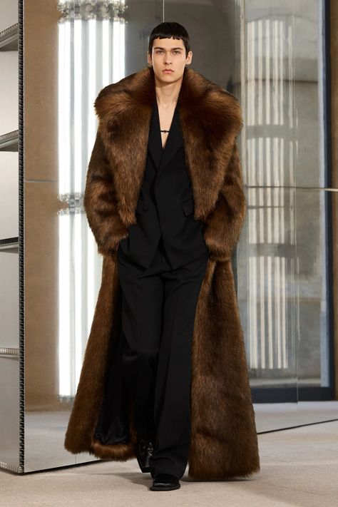 Mens Fancy Dinner Outfit, Glamour Bedroom, Look Disco, Fur Coat Men, Fur Coat Outfit, Mens Fur Coat, Mens Fur, Winter Chic, Mens Outfit Inspiration