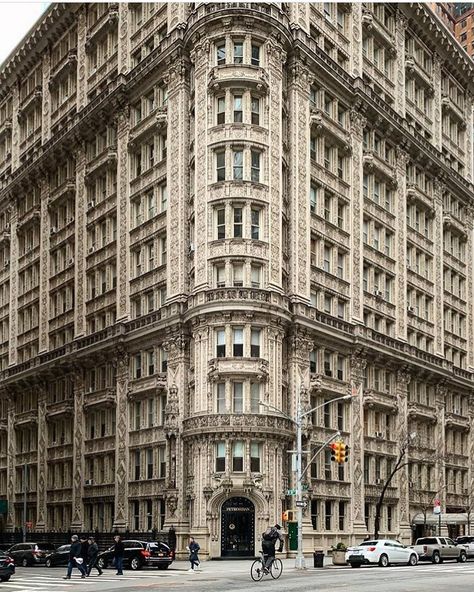 The petrossian building.. always been amazed at its architecture. 📸 @madufault Spring In Nyc, Photos Of New York City, Classic Exterior Design, Drawing Interior, Midtown Manhattan, Architecture Drawing Art, On The Corner, City Architecture, Traditional Architecture