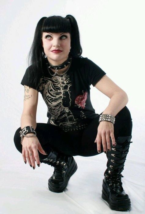 Pauley Perrette as Abby on NCIS Goth Celebrities, Abby Ncis, Pauley Perette, Ncis Abby, Abby Sciuto, Kirsten Vangsness, Pauley Perrette, Gothic Mode, Total Girl