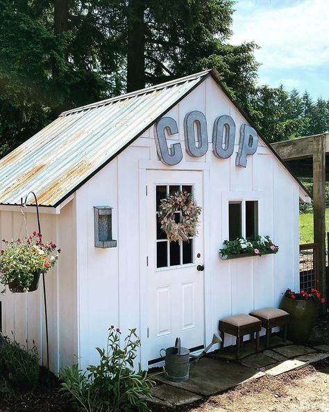 30 Times People Got Creative With Their Chicken Coops And Built These Gems Bedroom Tiny House, Chicken Coop Plans Free, Cute Chicken Coops, Chicken Coop Garden, Chicken Shed, Chicken Coop Decor, Chicken Barn, Downstairs Bedroom, Chicken Coup