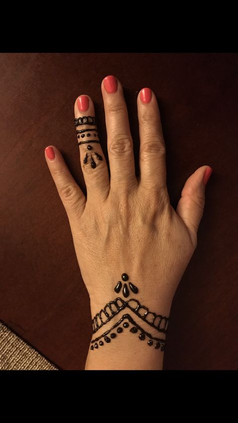 Hand Henna Designs Simple Easy, Henna Ideas Easy Simple, Easy Henna Ideas Simple Hand, Simple Henna Ideas For Beginners, Cute Small Henna Designs Hand, Small Henna Designs Wrist, Easy Hena Desain Front Hand, Hena Idea Easy, Henna Designs Simple Hand