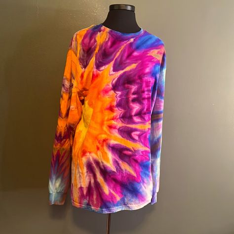 Tie Dye Tips, Cool Tie Dye Patterns, Recycle Fabric, Sheer Gloves, Diy Tie Dye Shirts, Shirts Diy, Ice Tie Dye, Orange Tie Dye, Dye Patterns