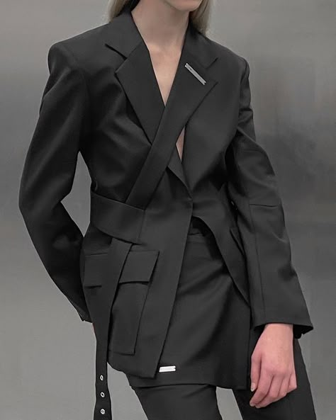 Woman Suit Fashion Party, Heliot Emil, Deconstruction Fashion, Woman In Suit, Blazer Designs, Woman Suit Fashion, Abayas Fashion, Suit Fashion, Inspiration Mode