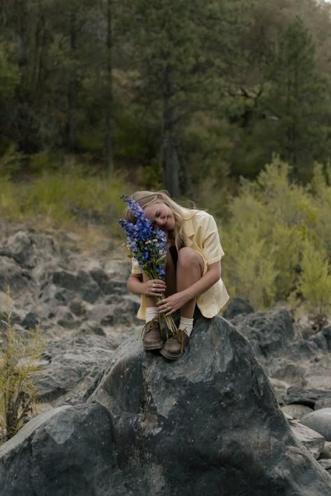 Stool In A Field Photo Shoot, Senior Picture Themes Photo Shoots, Outdoor Reading Photoshoot, Senior Portraits Outfits Casual, Wyoming Senior Pictures, Senior Photoshoot Ideas 2024, Senior Picture Vibes, Senior Picture Ideas Granola, Nature Photography With People