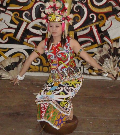 Tari Gong - East Kalimantan East Kalimantan, Bali Girls, North Sulawesi, Belitung, East Indies, Traditional Dance, Lets Dance, Southeast Asia, Culture Art