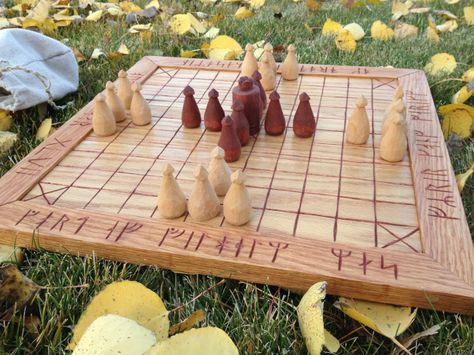 Reconstructing an early 12th century board game (chess and hnefatafl) Viking Games, Chess Basics, Viking Chess, Homemade Board Games, Medieval Games, Vikings Game, How To Play Chess, Router Projects, Couple Friends