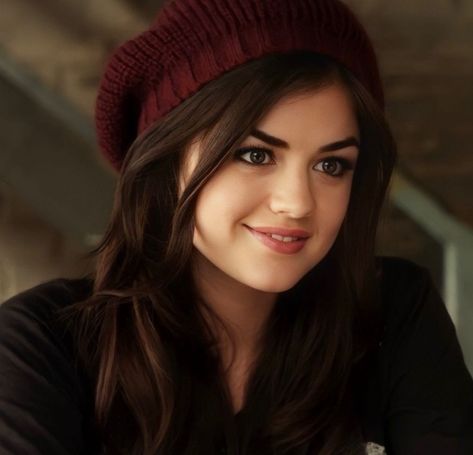 photo of the pretty little liars series Aria Montgomery Aesthetic, Pretty Little Liars Aria, Petite Style Outfits, Aria Montgomery, Ashley Benson, Lucy Hale, Cute Love Couple Images, Autumn Aesthetic, Life Goes On