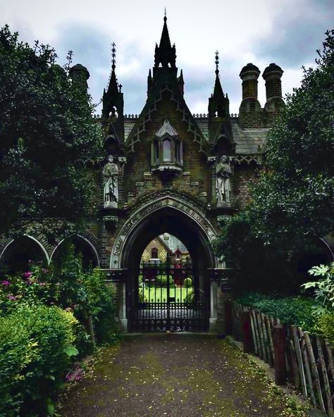 Victorian Era Aesthetic, Gorgeous Architecture, Dark Cottagecore Aesthetic, Green Academia, Dark Naturalism, Emily Brontë, Dark Castle, Castle Aesthetic, Victorian Aesthetic