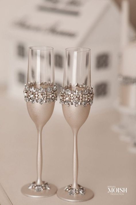 Beautiful glass decorations Champagne Glasses Decorated For Wedding, Wedding Glasses For Bride And Groom, Wine Glass For Wedding, Wedding Glasses Decoration, Wedding Glasses Diy, Bridal Glasses, Champagne Glasses Decorated, Champagne Flutes Wedding, Rose Gold Wedding Cakes