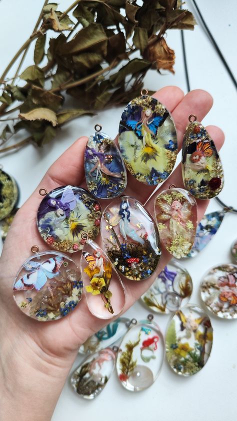 Fairy Resin Crafts, Dry Flowers Resin, Magical Crafts, Epoxy Resin Pendant, 23 February, Glass Painting Patterns, Clay Fairy, Bugs Life, Polymer Clay Fairy