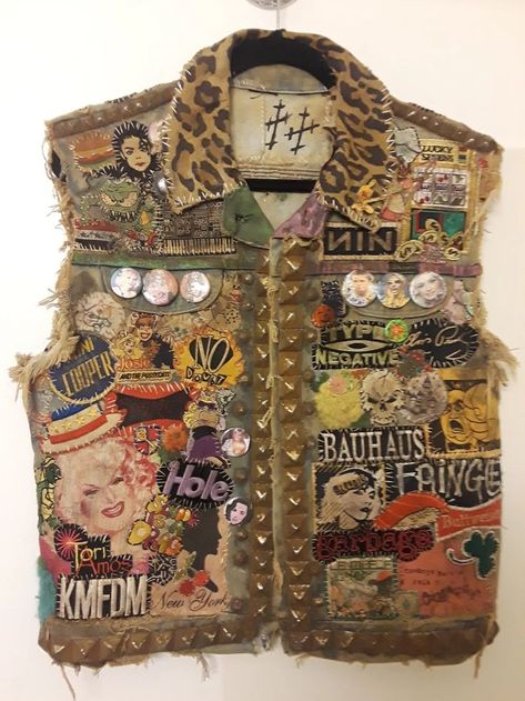 Punk Mode, Punk Vest, Punk Fashion Diy, Vest Outfits For Women, Pins And Buttons, Punk Culture, Battle Jacket, Diy Jacket, Vest Men