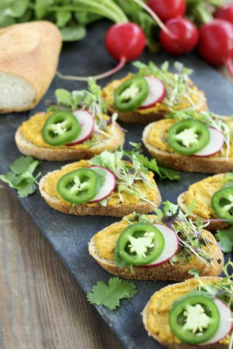 Sweet Curry Hummus Crostinis | Spice up your summer entertaining with this simple appetizer or snack form Street Smart Nutrition Spring Party Recipes, Curry Hummus, Spring Party Food, Bahn Mi Sandwich, Crostini Appetizer, Gameday Appetizers, Avocado Tacos, Asparagus Quiche, Crostini Appetizers