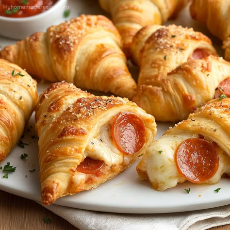 Pepperoni Pizza Crescent Rolls Crescent Pizza Recipes, Pillsbury Appetizers, Pepperoni Pizza Crescent Rolls, Pepperoni Appetizers, Hot Dog Chilli, Pepperoni Crescent Rolls, Pizza Crescent Rolls, Pizza Crescent, Pizza Croissant