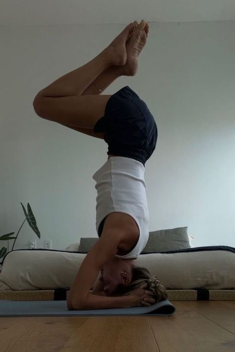 yoga how to do headstand how to do yoga tutorial yoga outfit inspiration workout set for yoga pilates how to be fit and skinny become strong Yoga Headstand, Headstand Yoga, Lifestyle Hack, Yoga Positions, Most Satisfying, Move Your Body, Yoga Stretches, Yoga Pose, Dream Body