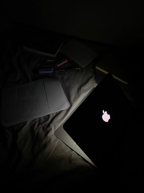 Laptop Work Snap, Genius Aesthetic, Dark Night Aesthetic, Mac Aesthetic, Fake Photo Sick, Old Money Luxury, Old Mac, Work Notes, Macbook Air M2