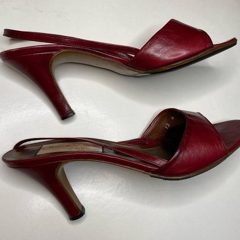 Y2K Oscar De La Renta sling back shoes Kitten Heel Shoes Outfits, 90s Shoes Aesthetic, Carrie Bradshaw Shoes, Low High Heels, 00s Shoes, Shoes Y2k, Y2k Heels, 80s Shoes, Sling Back Shoes