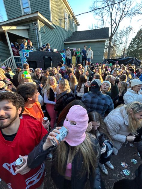 Dorm Party Aesthetic, Uofsc Aesthetic, College Sorority House, College Aesthetic Party, Frat Party Aesthetic, College Party Aesthetic, Chaos Aesthetic, Dorm Party, Frat Party