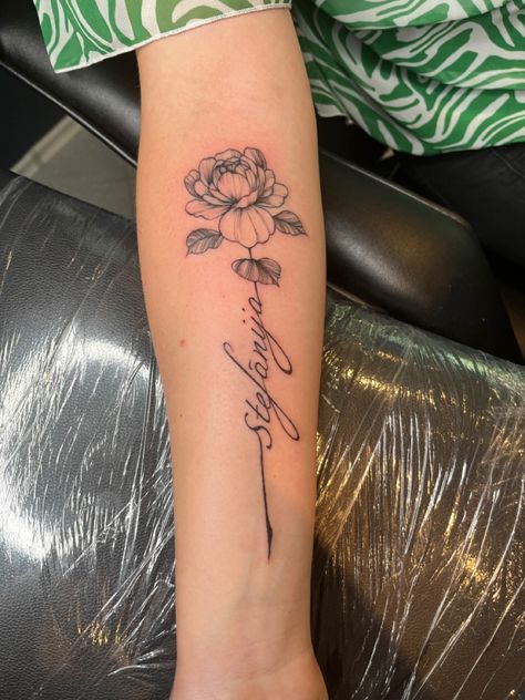 Meaningful Name Tattoos, Name Into Flower Tattoo, Tattoo Of Moms Name Ideas, Tattoo With Moms Name, Peony Tattoo With Name, Carnation Flower Tattoo With Name, Tatto Names Idea, Name Stem Flower Tattoo, Tattoo Of Daughters Name