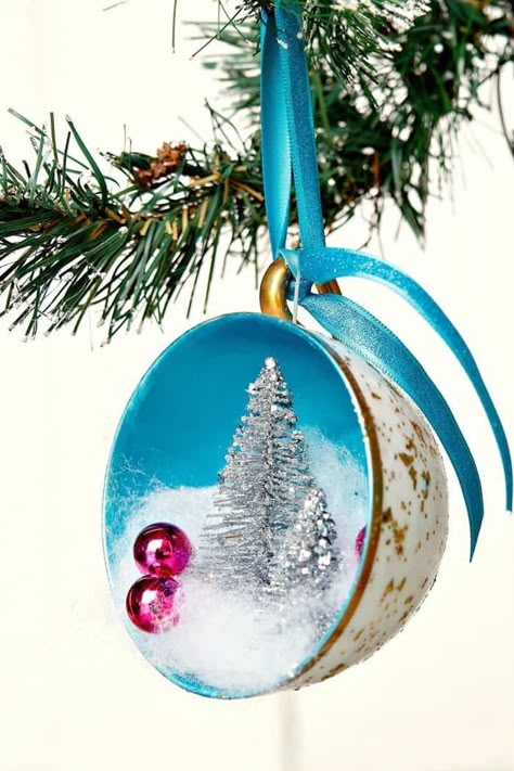 Christmas Ornaments To Make Michaels Stores, Vintage China Crafts, Diy Painting Christmas Ornaments, Christmas Print Ideas, Cool Christmas Ornaments, Old Fashioned Crafts, Keepsake Ornaments Diy, Thrift Store Christmas Gifts, Tea Cup Crafts Diy