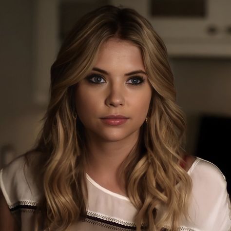 Hannah Marin Makeup, Hannah Marin Hair, Hanna Marin Makeup, Iconic Blonde Characters, Hannah Pretty Little Liars, Pll Makeup, Pretty Little Liars Makeup, Hannah Pll, Hanna Pretty Little Liars