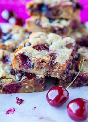 Chocolate cherry blondies. I'll use less fresh cherries next time and maybe dried cherries to avoid being too mushy Chocolate Blondies, Crumb Bars, Chocolate Chip Blondies, Averie Cooks, Cherry Desserts, Cooking Chocolate, Cherry Recipes, Köstliche Desserts, Chocolate Cherry