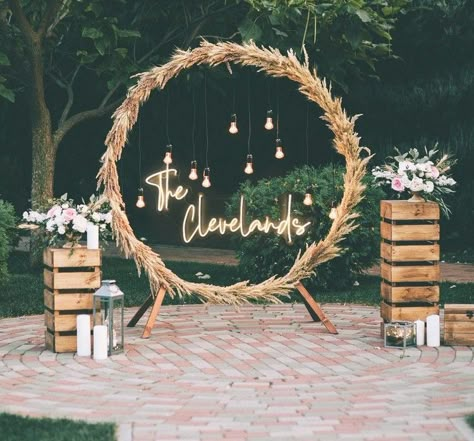 Wedding Backdrop Led Sign, Wedding Arch With Name Sign, Neon Sign Ideas Wedding, Marry Me Decorations, Wedding Hanging Decorations, Unique Wedding Backdrop, Room Wedding Decor, Salon Party, Backdrop For Wedding