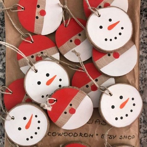 Jul Diy, Christmas Rustic, Wooden Christmas Decorations, Christmas School, Preschool Christmas, Wood Christmas Ornaments, Snowman Ornaments, Christmas Ornament Crafts, Ornament Crafts