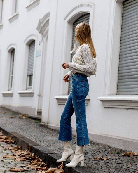 Well, after wearing the same turtleneck in two outfits, now it's the turn of the boots.It's not my fault if they go with everything.. in this case with my favorite cropped flare Topshop jeans.    Trench : Comptoir des cotonniers  Cardigan : Pimkie  Croppe Flair Jeans With Boots, Flared Jeans With Boots, Cropped Flare Jeans Outfit Winter, Flare Jeans With Boots, Flare Crop Jeans Outfit, Kick Flare Jeans Outfit, Cropped Flare Jeans Outfit, Flare Jeans Outfit Winter, Pants Types