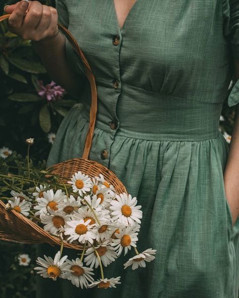 Cute Profile, Cottage Aesthetic, Decor Studio, Cottage Core Aesthetic, Cooler Look, Cottagecore Aesthetic, Spring Aesthetic, + Core + Aesthetic, Green Gables