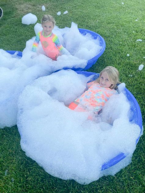 Foam Sensory Bin, Frozen Party Activities, Foam Pit, Bubble Birthday Parties, Bubble Activities, Outdoor Activities For Toddlers, Pool Party Kids, Bubble Birthday, Homemade Bubbles