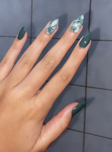 Marble Holiday Nails, White Green Marble Nails, Forest Green Marble Nails, Marble Nails Inspiration, Green And Marble Nails, Marble Nails Design Ideas, Nails Inspiration Marble, Green Marbled Nails, Green And White Marble Nails