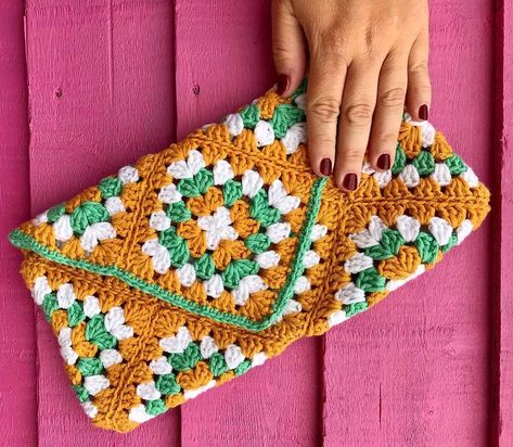 💚💗 @little_crochet_makes #crochetersofig #crochet #crocheting #yarn #crocheter #yarnaddict #crochetlife #instacrochet #crochetaddict… Granny Square Clutch, Granny Square Slippers, Crochet A Granny Square, Clutch Bag Pattern, 10 Mayo, Crochet Wear, Crochet Clutch Bags, Clutch Pattern, Granny Square Crochet Patterns Free