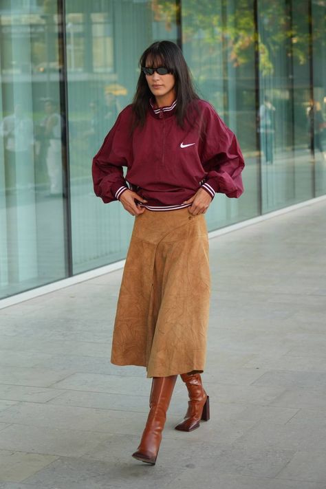 Suede Skirt Outfit, Midi Skirt And Boots, Dark Green Skirt, Khakis Outfit, Leather Midi Skirt, Trending Boots, Suede Skirt, Fall Skirts, Autumn Outfit