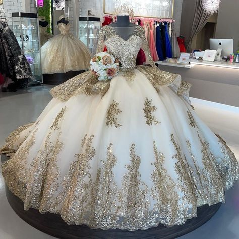 26,8 mil Me gusta, 122 comentarios - Mon-Fri 12-7 Sat 10-5 (@ohlalabyposhboutique) en Instagram: "The dress of the season 😍✨SWIPE TO SEE THE BEAUTIFUL TRAIN✨😍We truly don’t know what will top this…" Long Sleeve Quinceanera Dresses, Champagne Quince, Thrift List, Quince Themes, Champagne Quinceanera Dresses, Quince Stuff, Quinceanera Themes Dresses, Quincenera Dresses, Gold Quince