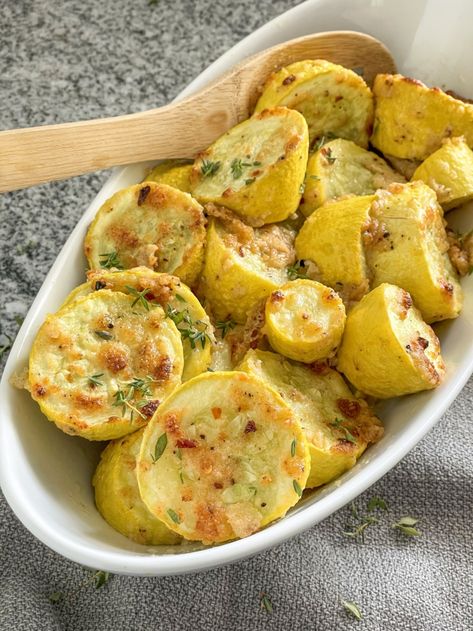 Oven Baked Squash Yellow, Crocked Neck Yellow Squash, Oven Roasted Yellow Squash, Large Yellow Squash Recipes, Squash And Cabbage Recipes, Yellow Squash In Oven, Baked Yellow Squash Recipes, Squash Recipes Yellow, Easy Yellow Squash Recipes