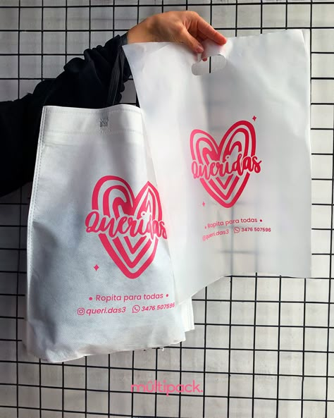 hablemos de estas bolsas 😍😍 si las poli esmeriladas ya quedan lindas así, imaginate con la ropa guardada dentro 🥴 gracias @queri.das3 con confiar en nosotros para plasmar tu logo tan lindo en una bolsita! ✨ multipack. #packaging #emprendedor #bolsaspersonalizadas #bolsasconlogo #emprendimiento #emprender #bolsas Boutique, Makeup, Quick Saves, Make Up