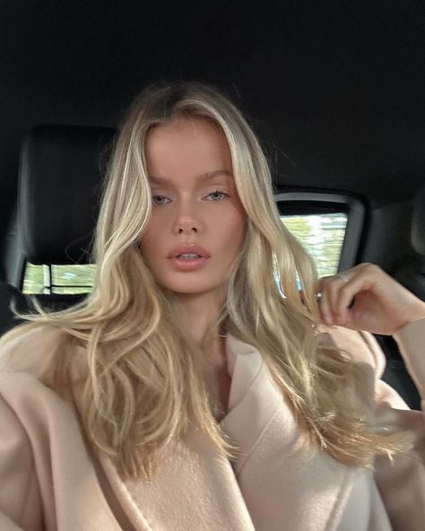 Frida Aasen Chiabra | 📍milano | Instagram Bombshell Hairstyle, Supermodel Aesthetic, Embrace Messy Hair, Frida Aasen, Buying Your First Home, Highlights Brown Hair, Winter Nail Designs, Blonde Bombshell, Beauty Icons