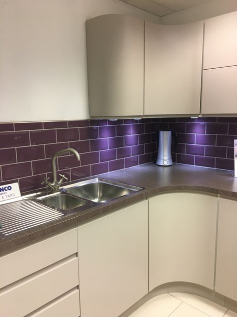 Purple Kitchen Backsplash, Kitchen Design Purple, Dark Purple Bathroom White Wall Tile, Purple Tiles Kitchen, Purple Backsplash Kitchen Tile, Purple Splash Back Kitchen, Purple Accent Wall, Accent Wall In Kitchen, Window Seat Design