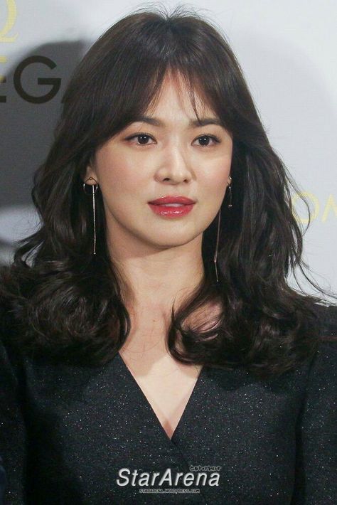 Summer Hair Trends: The Hottest Wavy Hairstyles for 2024 Song Hye Kyo Hairstyle, Song Hye Kyo Hair, Summer Hair Trends, Medium Bob Hairstyles, Hye Kyo, Wavy Hairstyles, Song Hye Kyo, Shot Hair Styles, Curly Hair Women