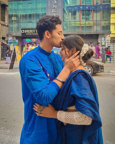 Couple Picture Ideas In Saree, Care Couple Pictures, Couples Pose In Saree, Couple Photoshoot With Saree, Saari Poses Couple, Couple Photo Ideas In Saree, Couple Pic With Saree, Couple Photo With Saree, Saree Couple Pics