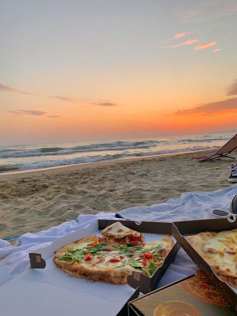 beachsummersummer foodpizzabeach funoceansand2022 Pizza On The Beach, Ocean Sand, Food Pizza, Italy Aesthetic, Summer Food, A Pizza, Beach Fun, Pizza, Lips